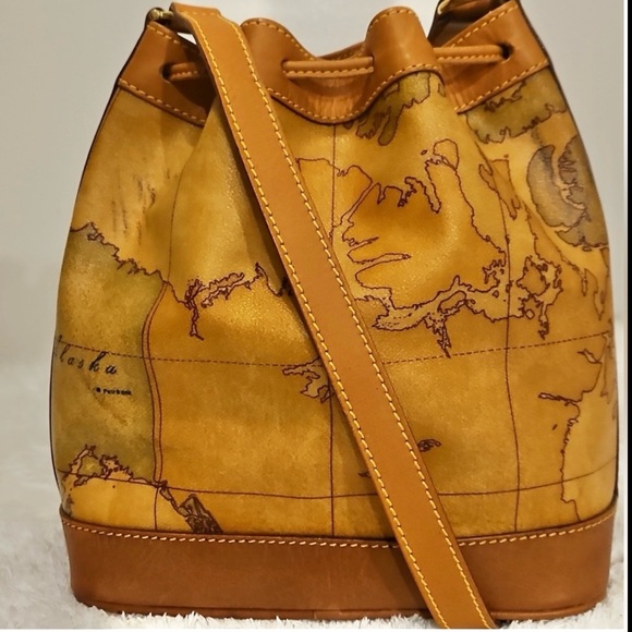 Alviero Martini Classe World Bucket Bag Crossbody Bag EUC - Picture 3 of 13